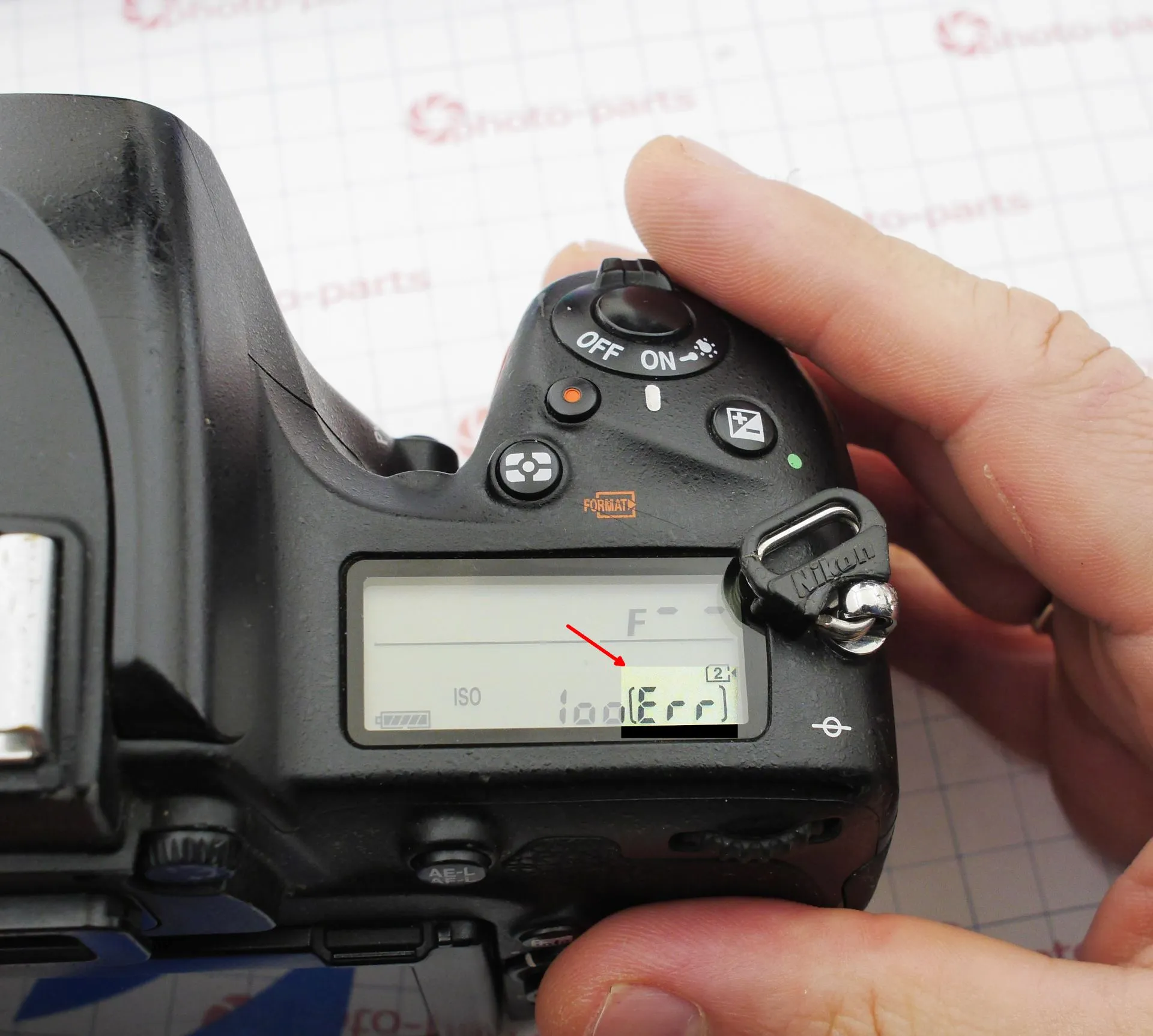 یک تکنسین در حال بررسی یک دوربین نیکون