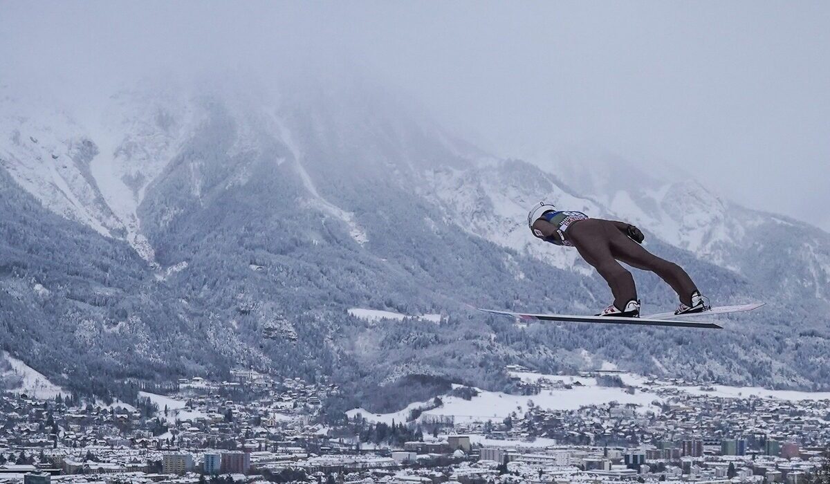 عکاسی خلاقانه از اسکی باز در زاویه‌ای پایین