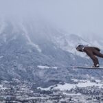 عکاسی خلاقانه از اسکی باز در زاویه‌ای پایین