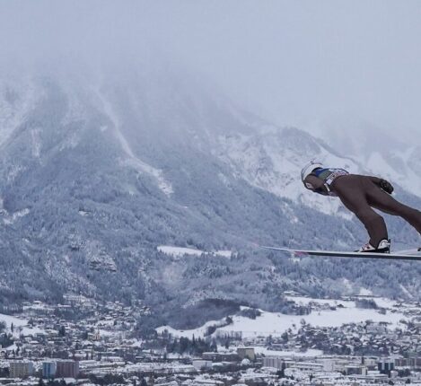 عکاسی خلاقانه از اسکی باز در زاویه‌ای پایین