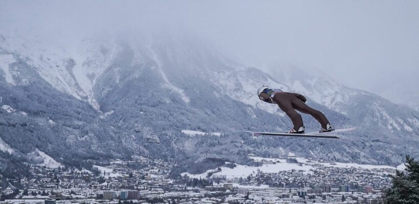 عکاسی خلاقانه از اسکی باز در زاویه‌ای پایین