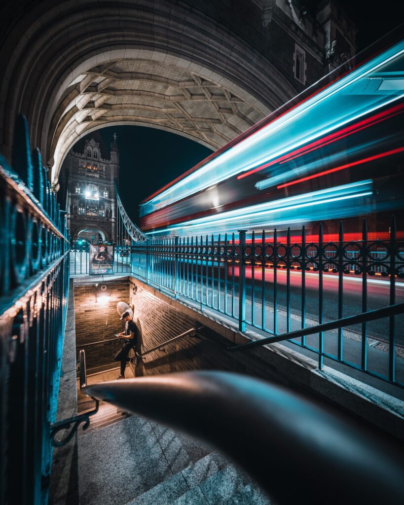 Alt Text: یک ساختمان مدرن در شب که خطوط نور آن زیبایی معماری را نشان می‌دهد