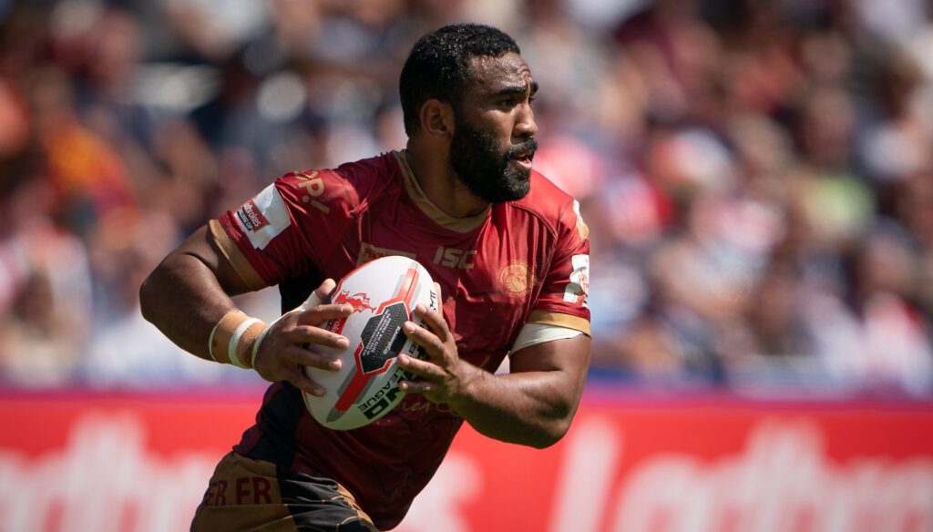 این تصویر بازیکنی راگبی را در حال حرکت نشان می‌دهد.