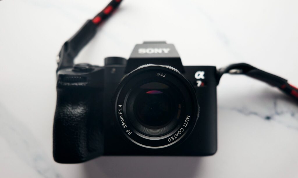 دارای دیافراگم و حلقه های فوکوس خوبی است