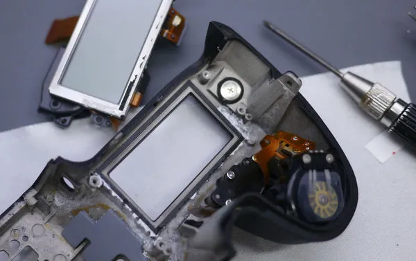 تصویری که حس اضطراب و نگرانی ناشی از آب‌خوردگی را منتقل می‌کند