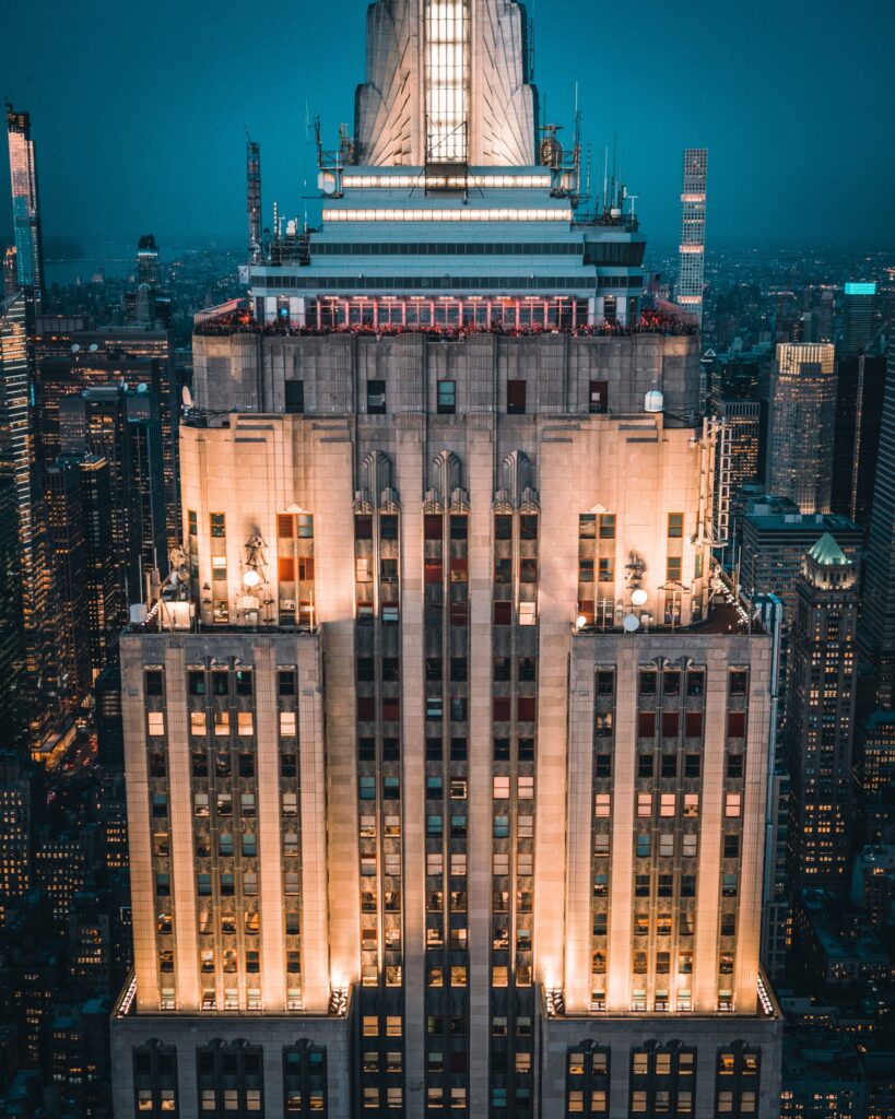 عکس یک ساختمان به زیبایی نورانی شده که در شب گرفته شده است.