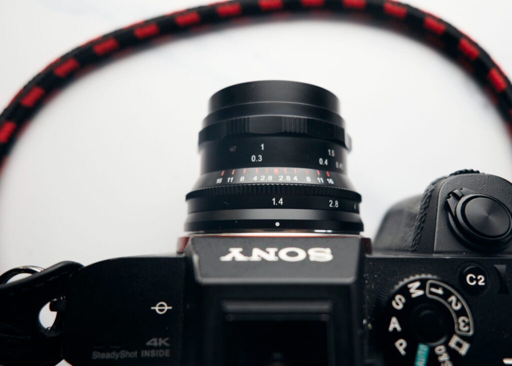 عکاس در حال استفاده از لنز دستی Pergear 35mm برای عکاسی خیابانی