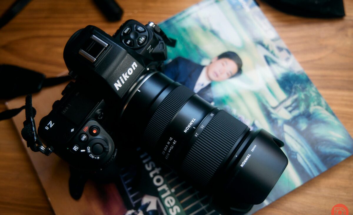 دوربین حرفه‌ای نیکون Z8 با دسته عمودی