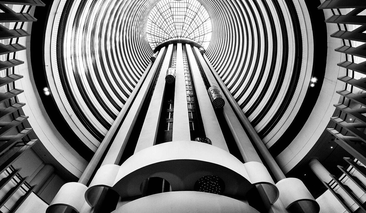 عکاس خیابانی در حال کشف زوایای جدید در شهر