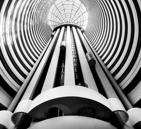 عکاس خیابانی در حال کشف زوایای جدید در شهر