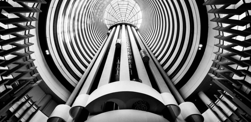 راهنمای جامع عکاسی خیابانی: تبدیل شهر به یک زمین بازی خلاقانه 1 عکاس خیابانی در حال کشف زوایای جدید در شهر