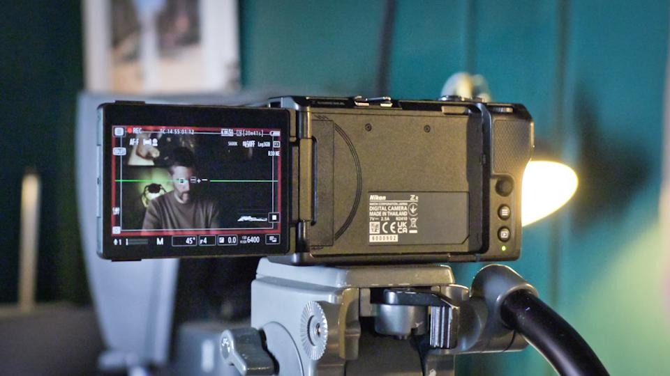 بررسی تخصصی دوربین سینمایی نیکون ZR: قدرت بیرقیب در دسترس 3 نمایشگر بزرگ 4 اینچی دوربین ZR