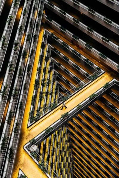 ترکیب بندی خلاقانه در عکاسی خیابانی با زاویه دید پایین