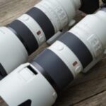 سه لنز زوم حرفه‌ای سونی و اولیمپوس در کنار هم