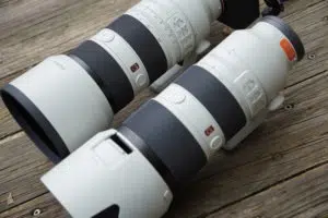 سه لنز زوم حرفه‌ای سونی و اولیمپوس در کنار هم