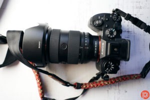 لنز Sony 24-70mm f/2.8 GM II متصل به دوربین سونی در دست عکاس