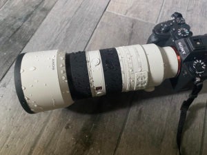 نمای نزدیک از حلقه زوم و نشان‌گرهای لنز Sony 24-70mm GM II