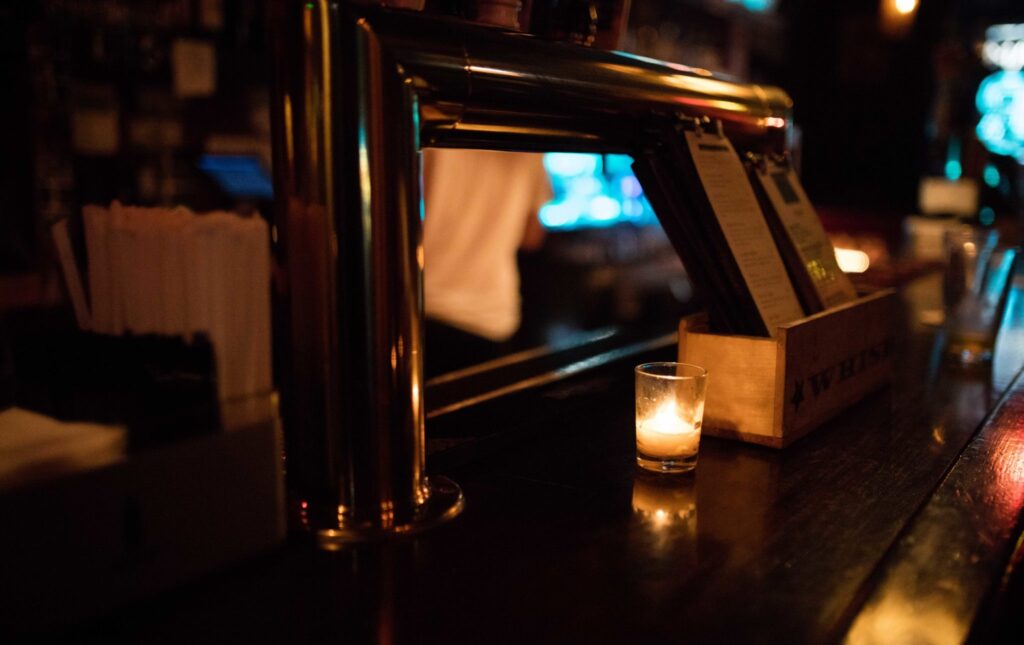 عکاس حرفه‌ای در حال فکر کردن بین یک دوربین DSLR و یک دوربین بدون آینه