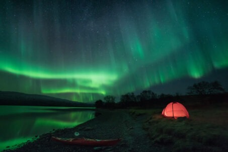نمایشگر الکترونیکی یک دوربین سونی که در حالت Focus Peaking، ستارگان آسمان را با هایلایت قرمز رنگ نشان می‌دهد