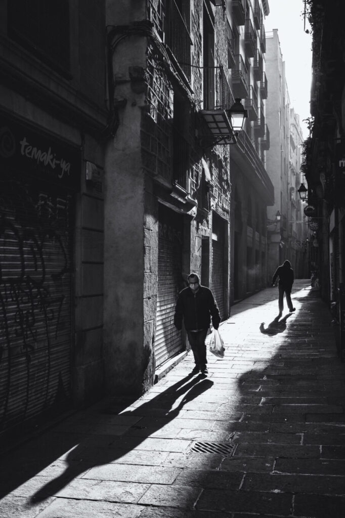 هنر عکاسی خیابانی: از انتخاب لنز تا تکنیکهای پیشرفته برای ثبت لحظات ماندگار 2 تصویر سیاه و سفید ، عکاسی خیابانی