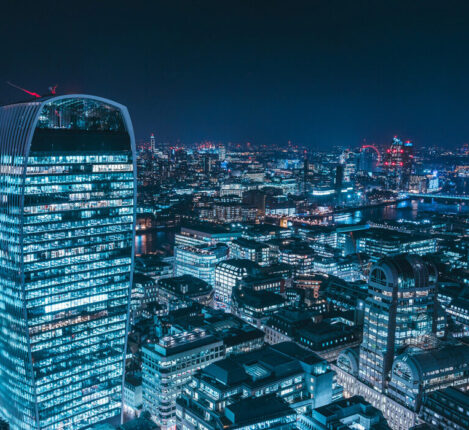 عکاسی دستی از معماری شب با لنز واید