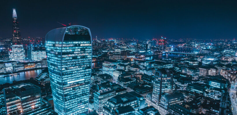 عکاسی دستی از معماری شب با لنز واید