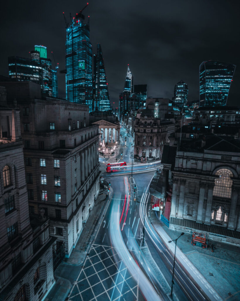 عکاسی شب از معماری با استفاده از خطوط راهنما در یک خیابان شهری