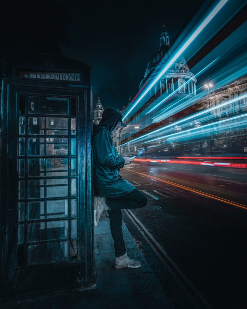 استفاده از یک شکل انسانی ثابت برای تضاد با حرکت.