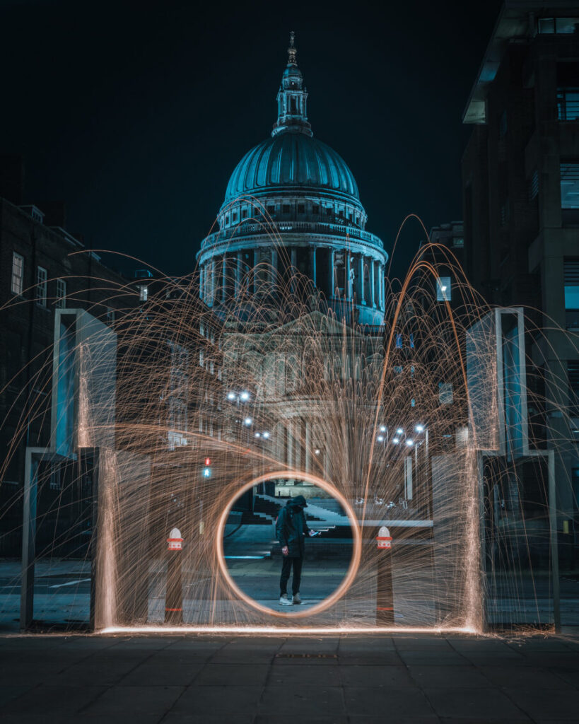 عکاس عناصری استفاده می‌کند که باعث می‌شود تصویر برجسته شود و توجه بیننده را به خود جلب کند.