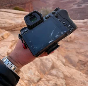 تکنسین در حال سرویس دوره‌ای یک دوربین در مرکز ایده‌آل دوربین