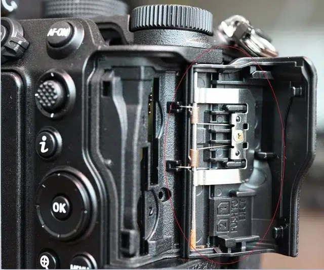 تعمیرات تخصصی نیکون (Nikon) — مرکز خدمات ایدهآل دوربین 3 یک اسلات برای کارت SD در نظر گرفته شده است، در حالی که دیگری برای فرمت سریعتر CFexpress (نوع B) یا XQD است.