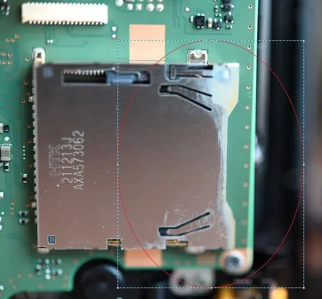 تعمیرات تخصصی نیکون (Nikon) — مرکز خدمات ایدهآل دوربین 5 احتمالاً از یک کنسول بازی دستی مانند نینتندو سوییچ یا 3DS.