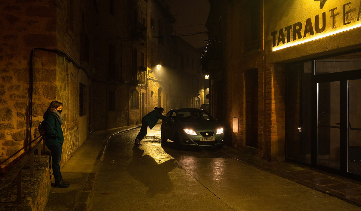 عکاس خیابانی در حال ثبت تصویر از فاصله دور