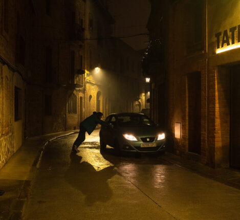 عکاس خیابانی در حال ثبت تصویر از فاصله دور