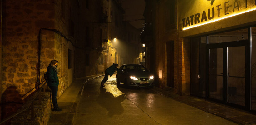 هنر عکاسی خیابانی: از انتخاب لنز تا تکنیکهای پیشرفته برای ثبت لحظات ماندگار 1 عکاس خیابانی در حال ثبت تصویر از فاصله دور