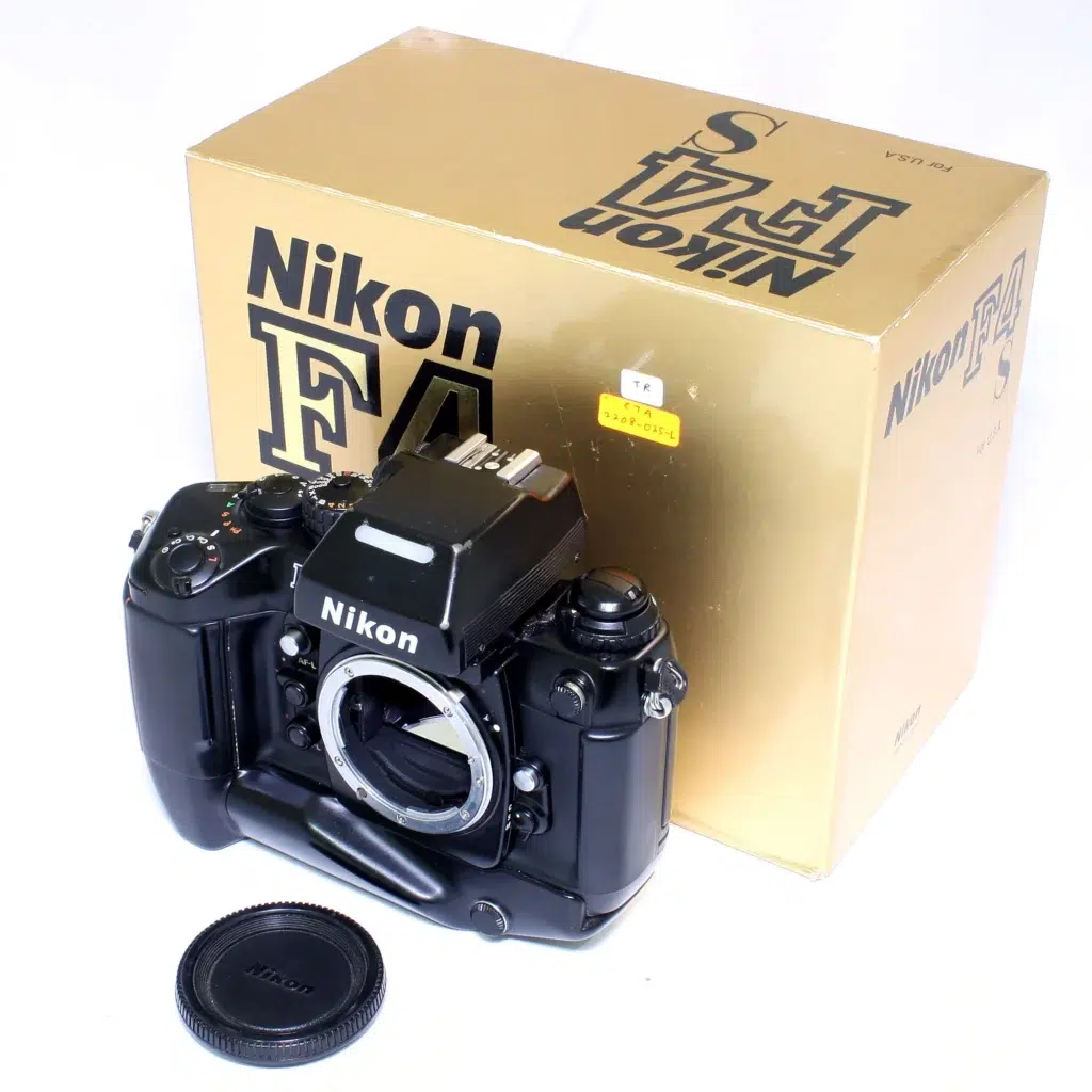 دوربین عکاسی در یک کیف محافظ در محیطی خشک و تمیز