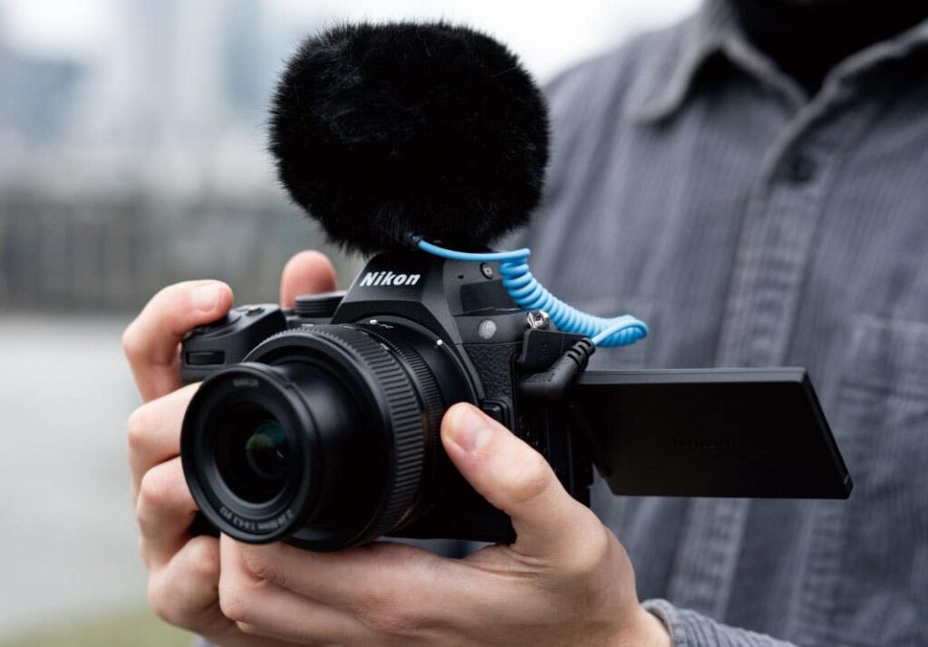 این عبارت به یک دوربین دیجیتال از برند نیکون اشاره دارد که برای عکاسی و فیلمبرداری طراحی شده است و شامل لوازم جانبی مربوط به آن می‌باشد.