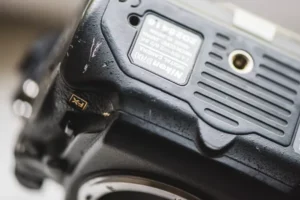 عمل بازرسی و بررسی شرایط بدنه خارجی دوربین‌های استفاده شده.