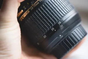 " Alt Text: یک لنز نیکون که در حال بررسی برای وجود قارچ است 