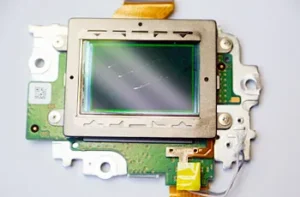 تعویض سنسور (CCD/CMOS) در بخش دوربین نیکون – راهنمای جامع تشخیص و تعمیر تخصصی 4 این عبارت به فرآیند تعمیر سنسوری اشاره دارد که در دوربینهای نیکون دچار خراش شده است و معمولاً در تعمیرات عکاسی کاربرد دارد.