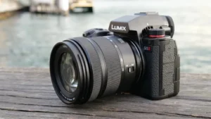 مقایسه LUMIX و Sony: کدام سیستم دوربین برای فیلمبرداری هیبریدی مناسبتر است؟ 4 بدنهی دوربین لومیکس جهت مقایسه با دوربینهای سونی